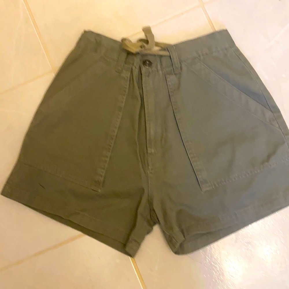 Army green shorts with pockets